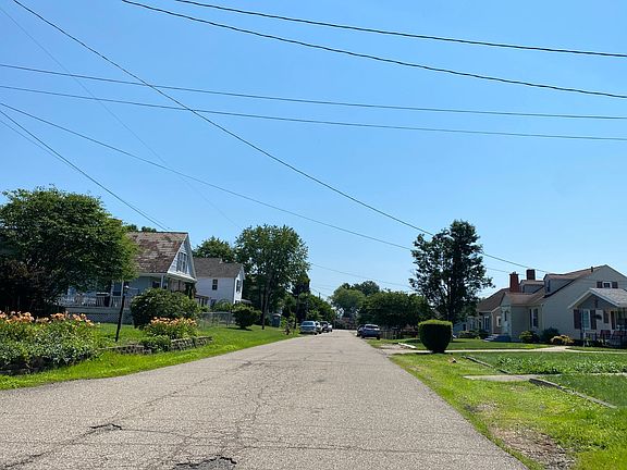 5th image of 131 Sharon St