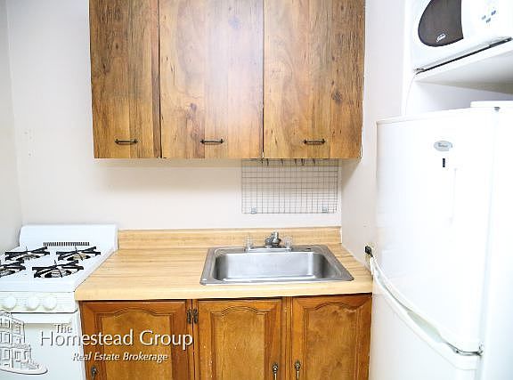 2nd image of 2827 N Burling St #03FRONT