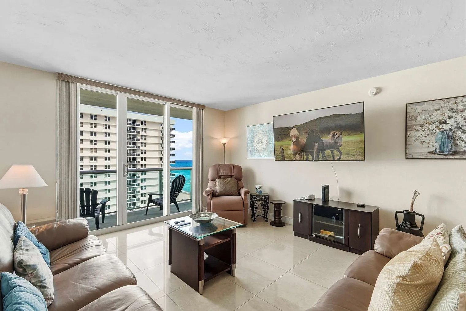 2 bed, 2.0 bath, 1173 sqft, $5,312 — Photo 2