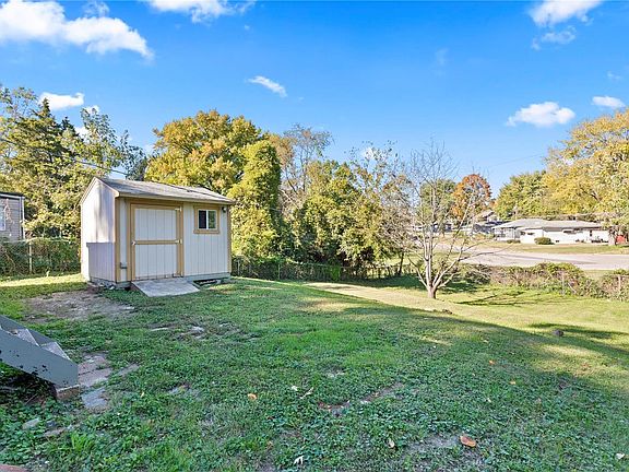 3rd image of 1969 Park Ln