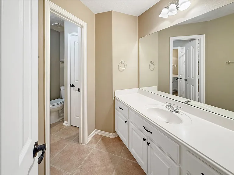 110 W Lansdowne Cir — Photo 25