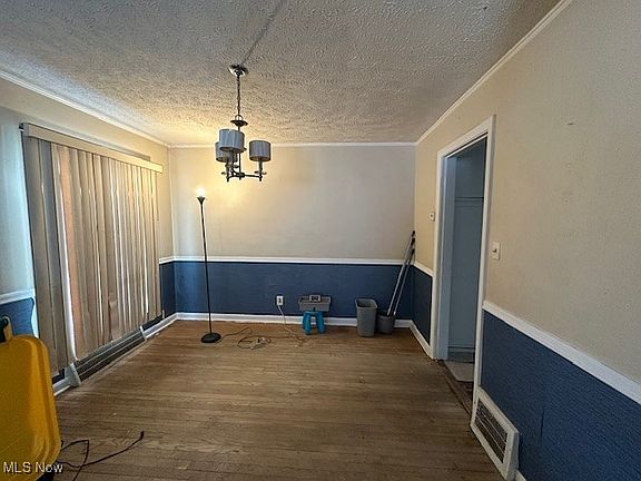 5th image of 21012 Hillgrove Ave