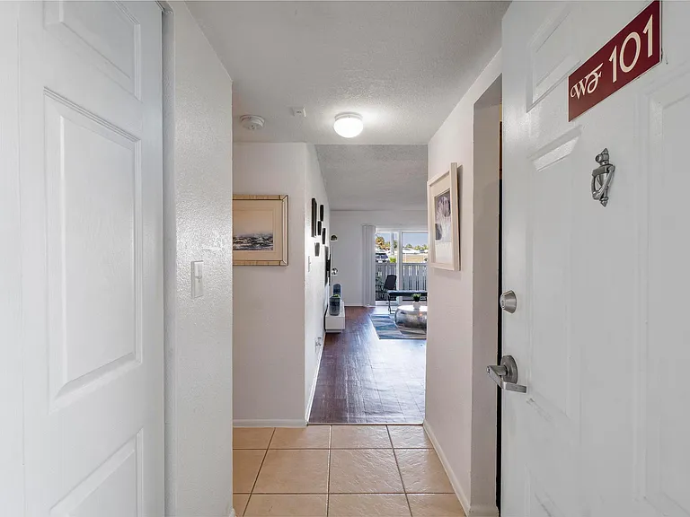 1 BEDROOM APARTMENT- ENTRANCE VIEW