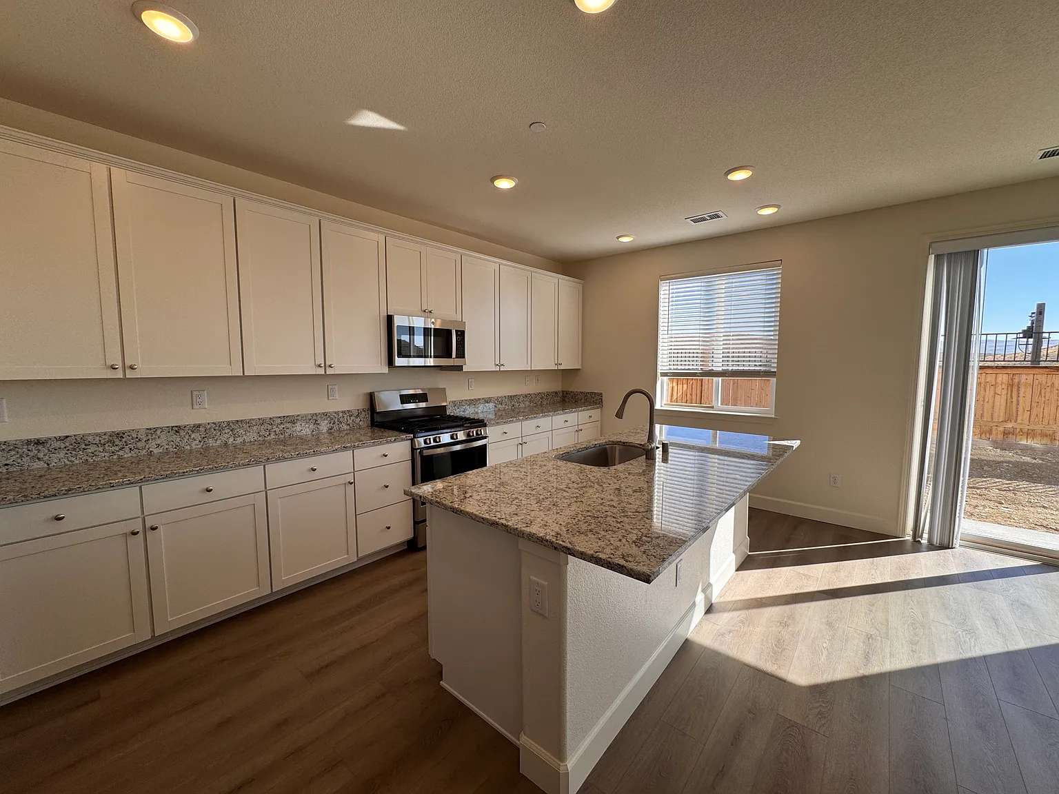3 bed, 2.5 bath, 2695 sqft, $3,595 — Photo 3