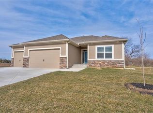 22903 S Creekview Dr, Peculiar, MO 64078