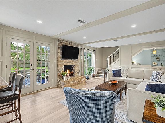 5th image of 2211 Laurel Hill Dr