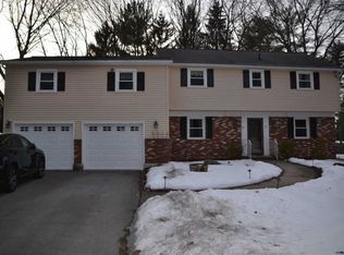 8 Southwood Dr, Ballston Lake, NY 12019