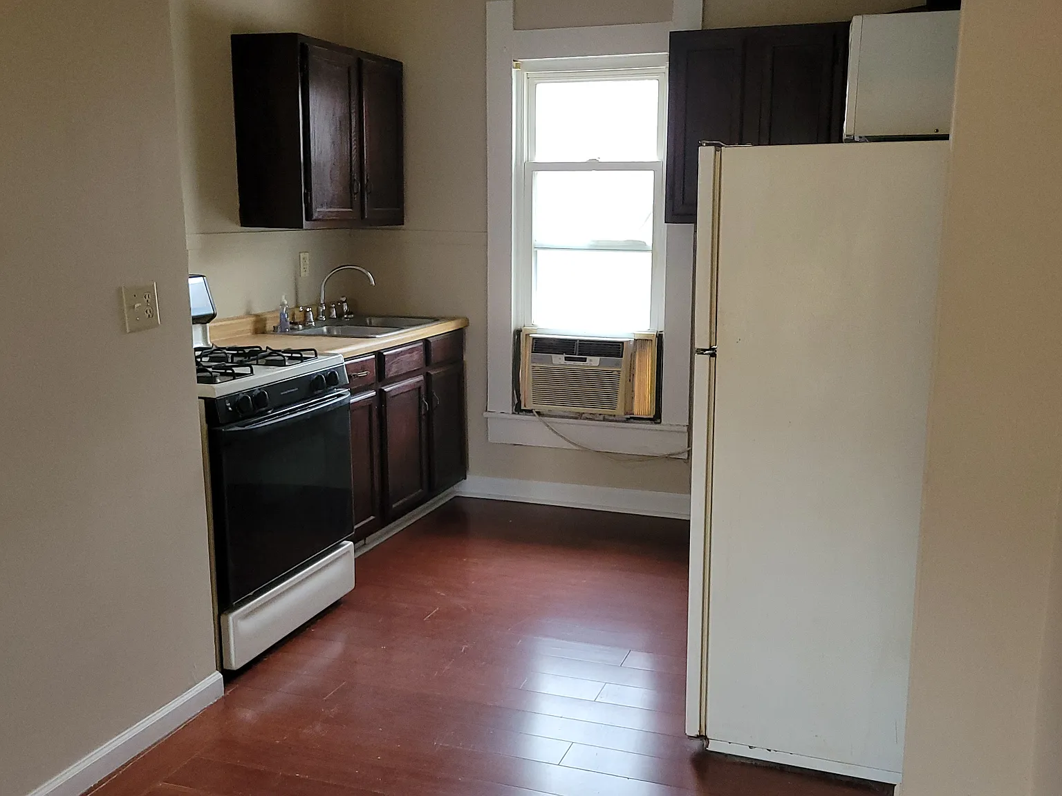 396 E Main St — Photo 2