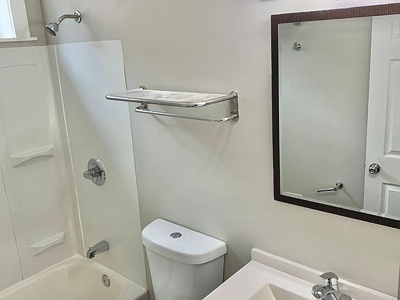 5th image of 4973A Parker Ave #4973-A