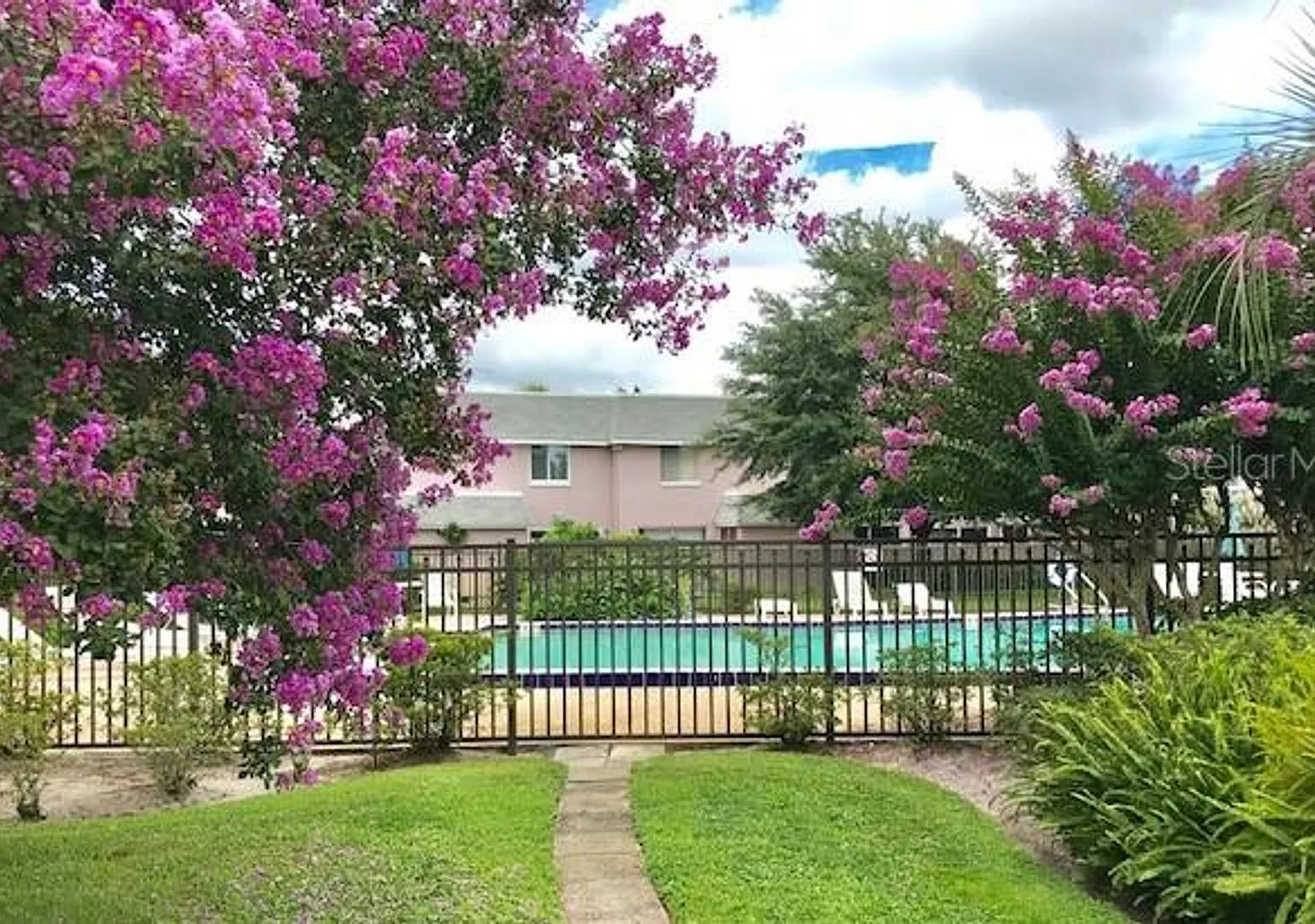 Affordable and Convenient two bedroom on and half bath condo Central location — Photo 1