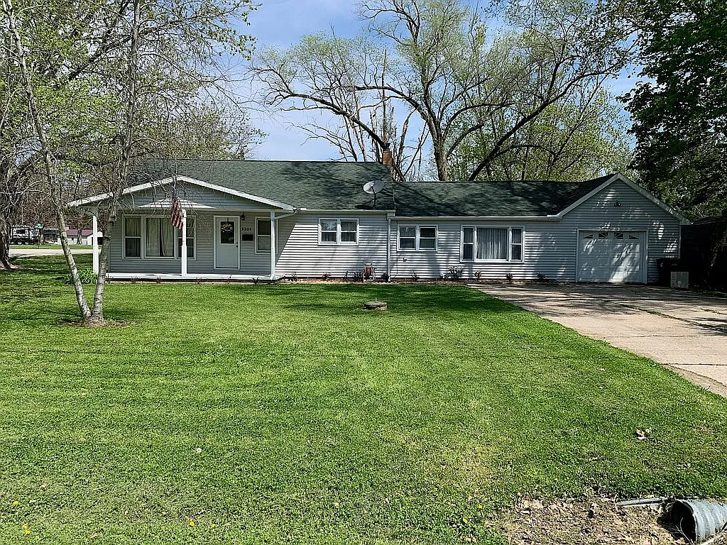 3304 E Birch St photo 1