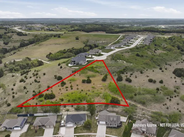 300 Ledgestone Ridge Ct, Manhattan, KS 66503