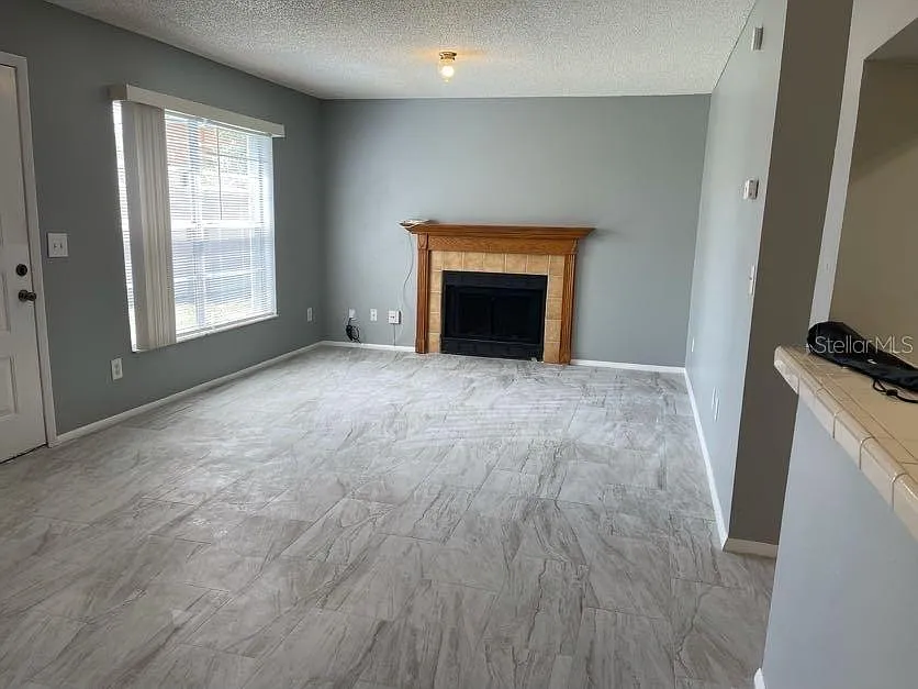 2 bed, 2.0 bath, 912 sqft, $1,350 — Photo 2