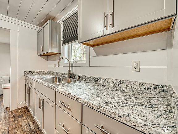 4th image of 2052 Pleasantview St