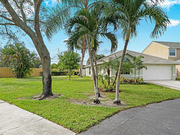 4th image of 1049 Fairfax Cir W