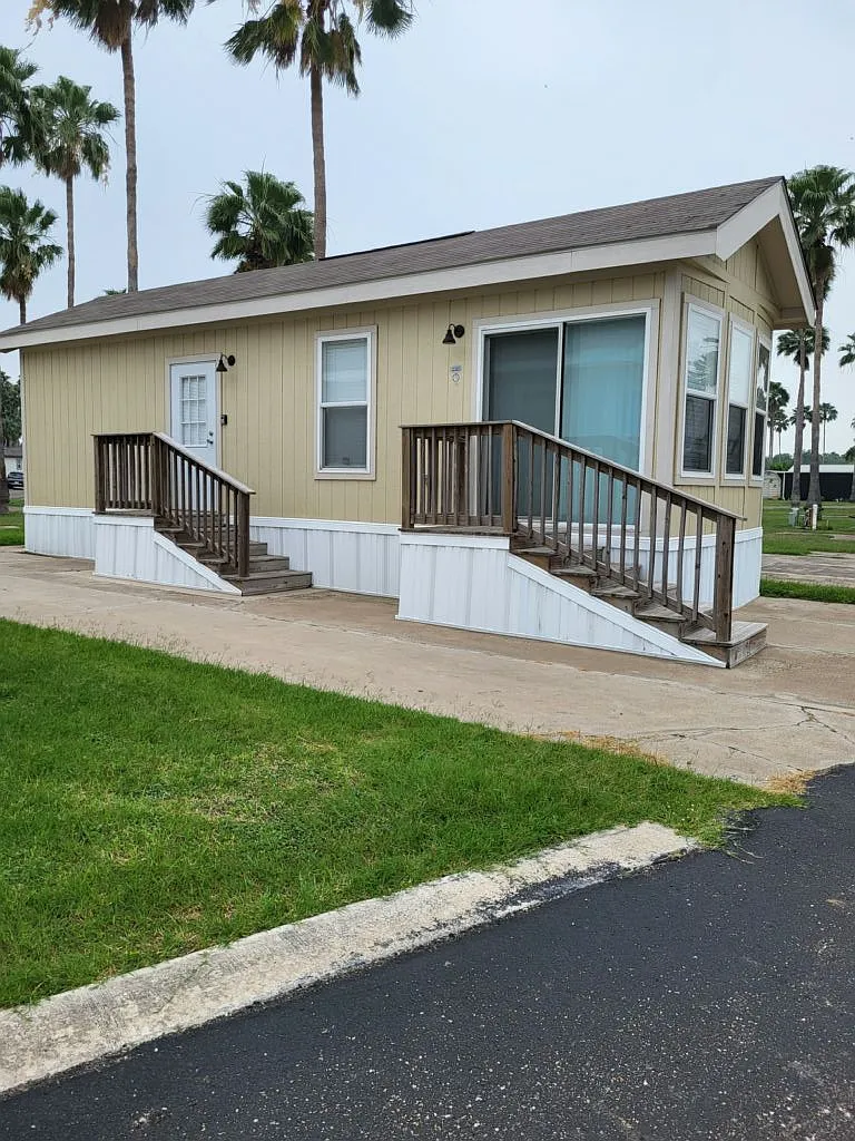 1 bed, 1.0 bath, 385 sqft, $1,300 — Photo 2