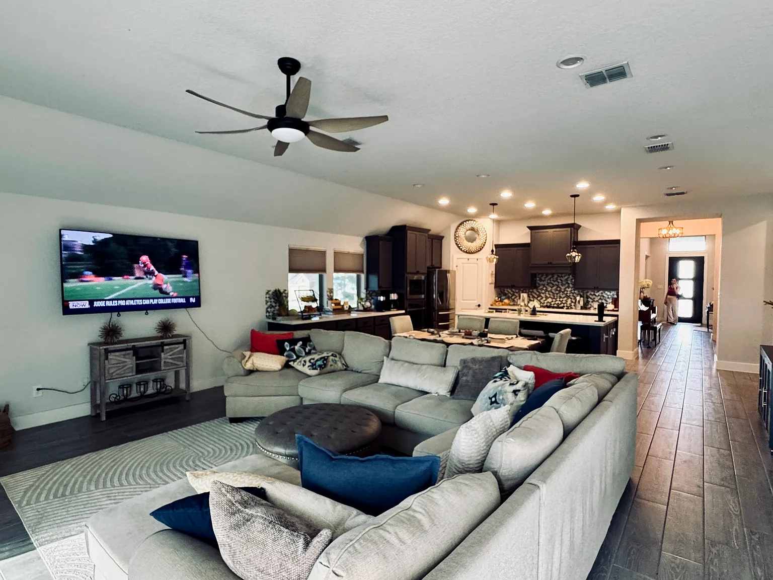 1102 Cadogan Squire — Photo 3