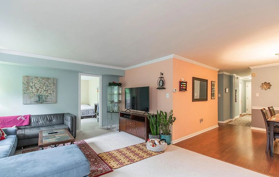 1st image of 162 Woodstream Dr #5