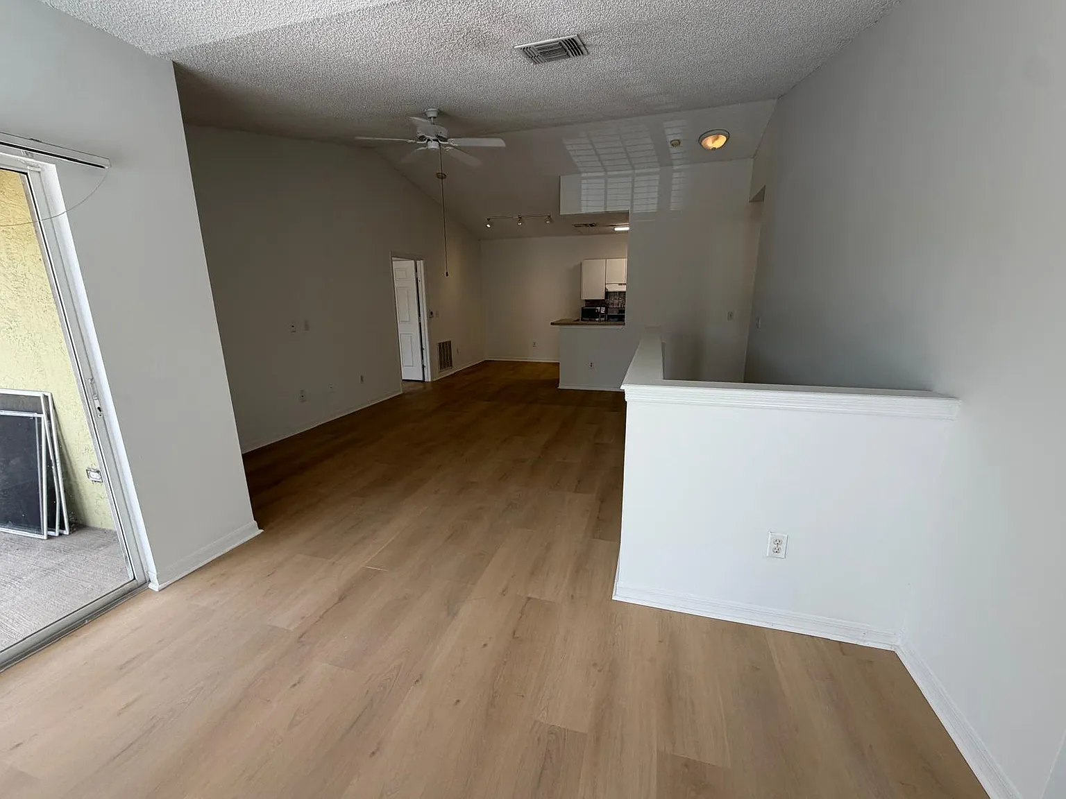 2 bed, 2.0 bath, 1048 sqft, $2,400 — Photo 4