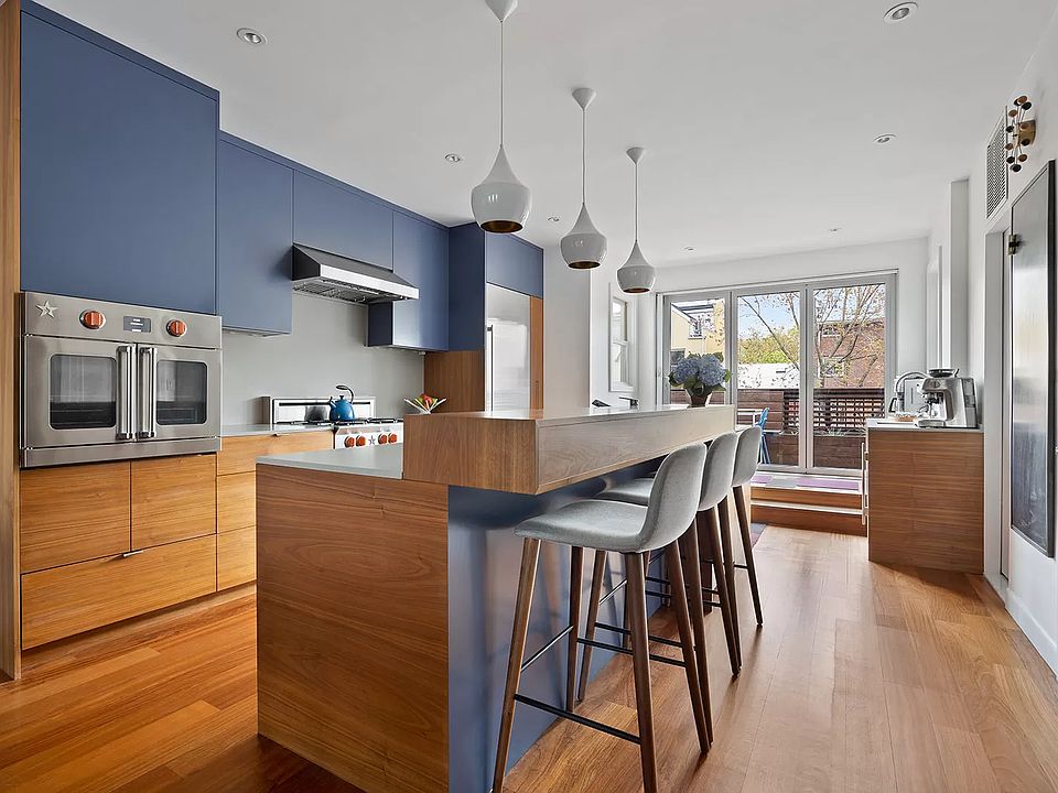 1st image of 584 Pacific St APT 2