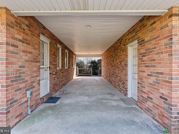 5th image of 8 Lochview Ct