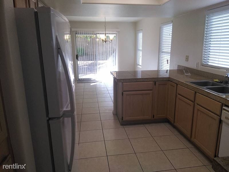 2nd image of 3219 E Laurel Ln