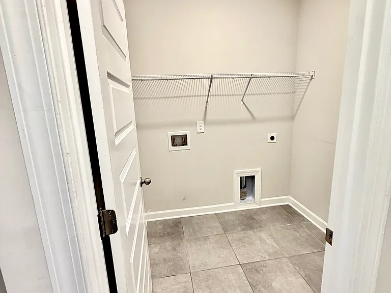 Walk-in laundry room