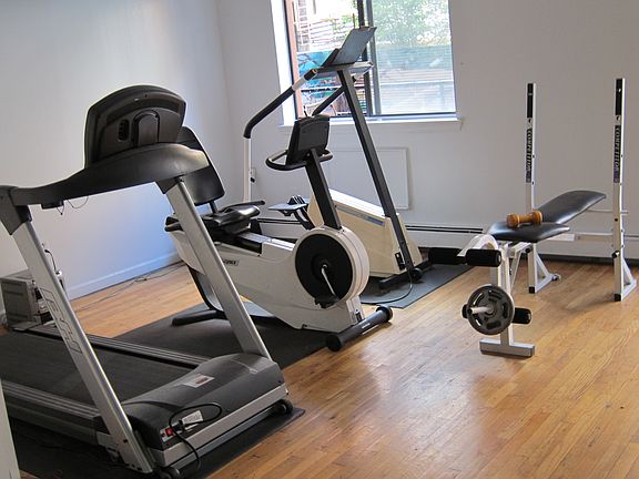 4th image of 725 E 9th St APT 4D