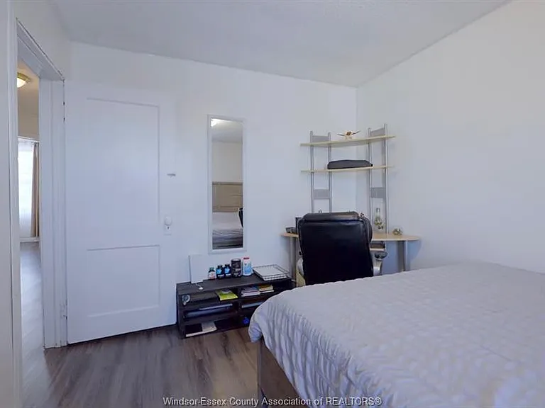 1073 Pierre Ave — Photo 14