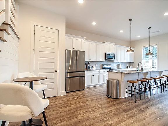 5th image of 619 Cameron Ct #619