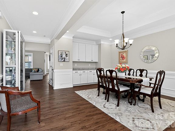 3rd image of 3046 Paddington Dr