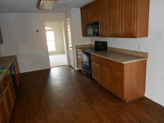 3rd image of 8904 Eastwood Ave
