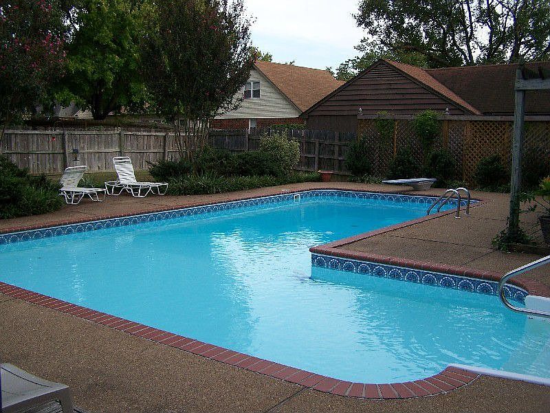 L-shaped in-ground pool