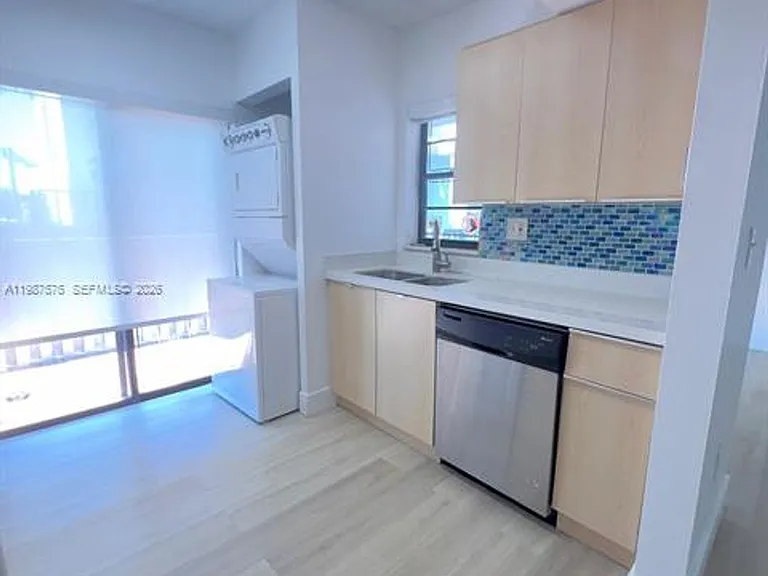 10550 NW 7th Ter #B7 — Photo 12