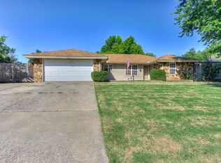 213 N Willowood Dr, Yukon, OK 73099