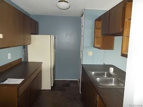 3rd image of 1740 S Grove St