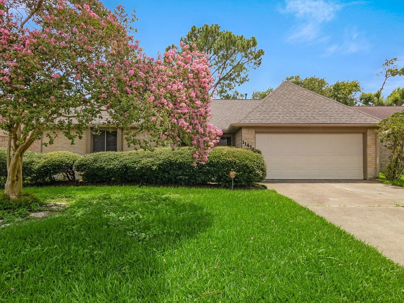 3 bed, 2.0 bath, 1920 sqft, $2,100 — Photo 2