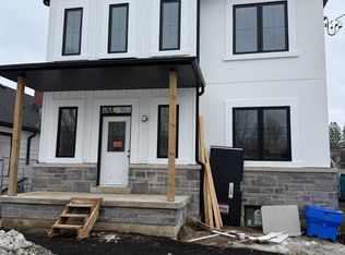 19 Cousins Dr #1, Aurora, ON L4G1B2