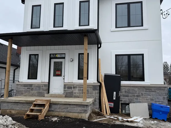 19 Cousins Dr #2, Aurora, ON L4G 1B2