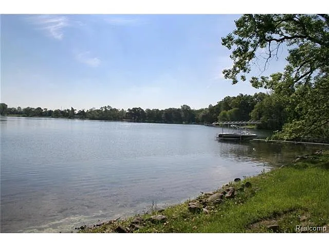 1951 Clubview Dr photo 1