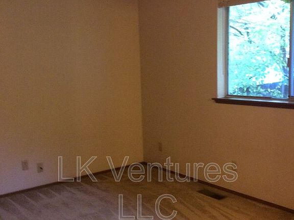 4th image of 1035 NE Lombard Ct
