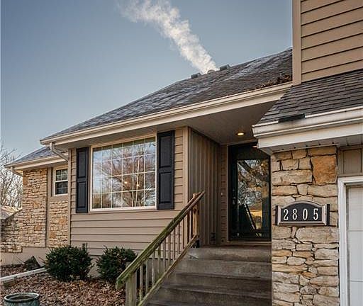 3rd image of 2805 E Castle Dr