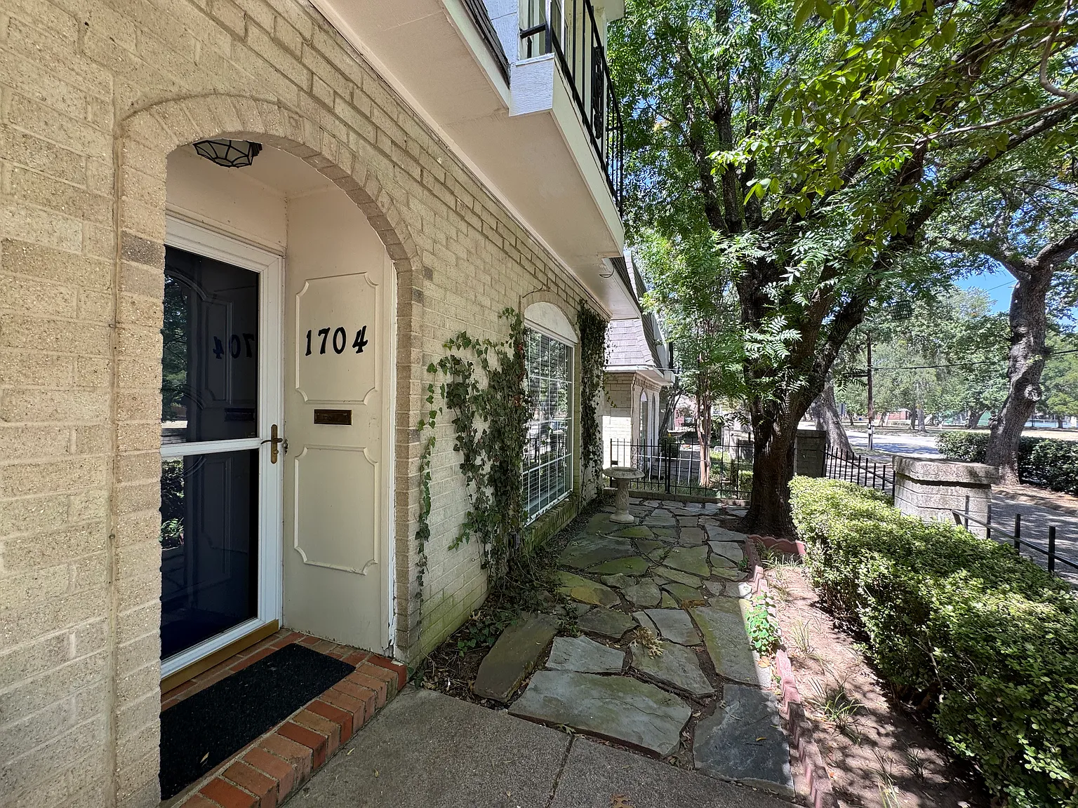 2 bed, 1.5 bath, 1425 sqft, $2,200 — Photo 3