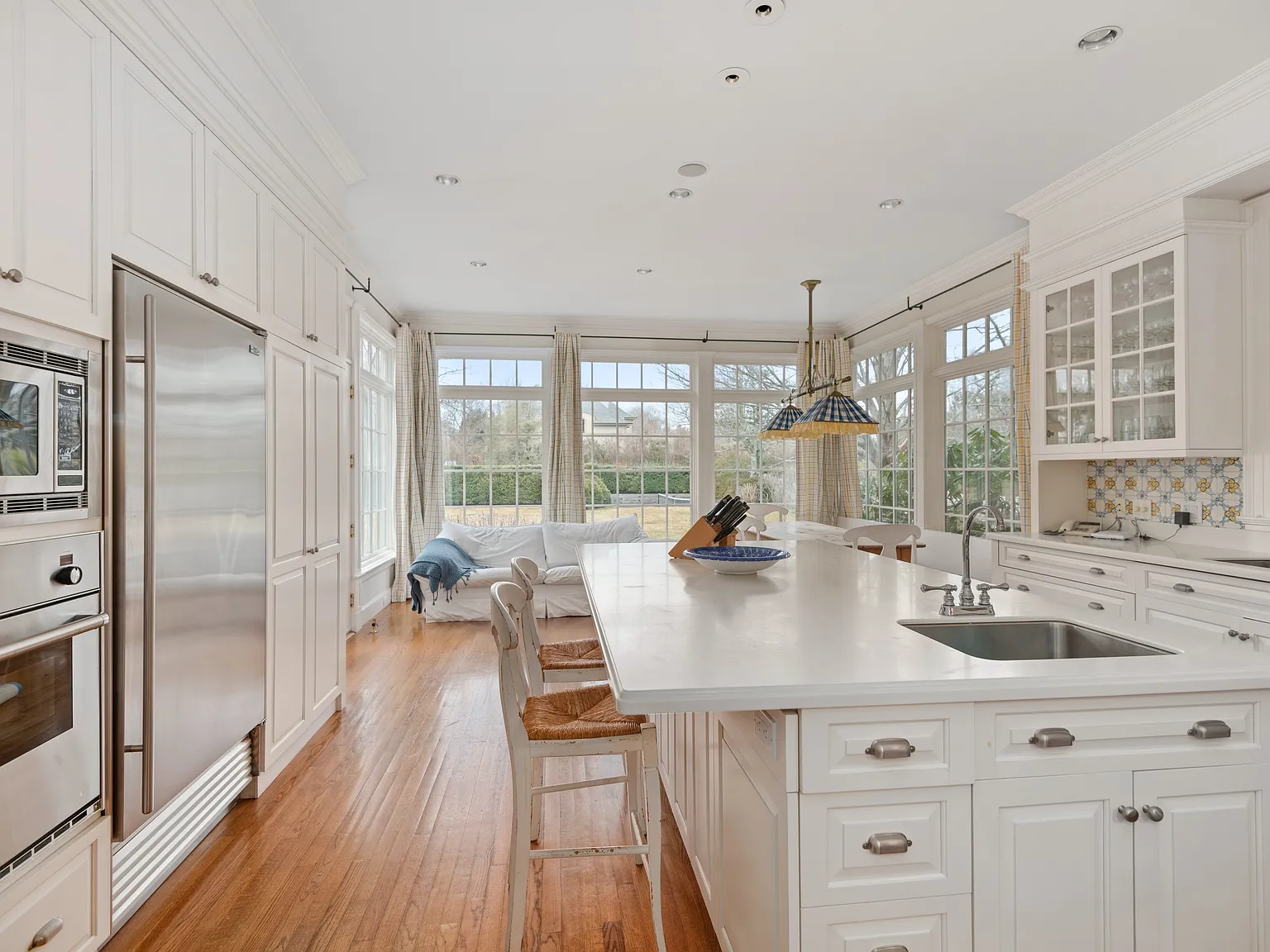Elegant Home in the Southampton Estate Section — Photo 4