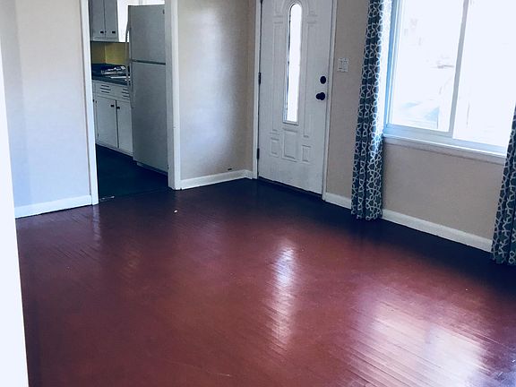 4th image of 828 Park Dr