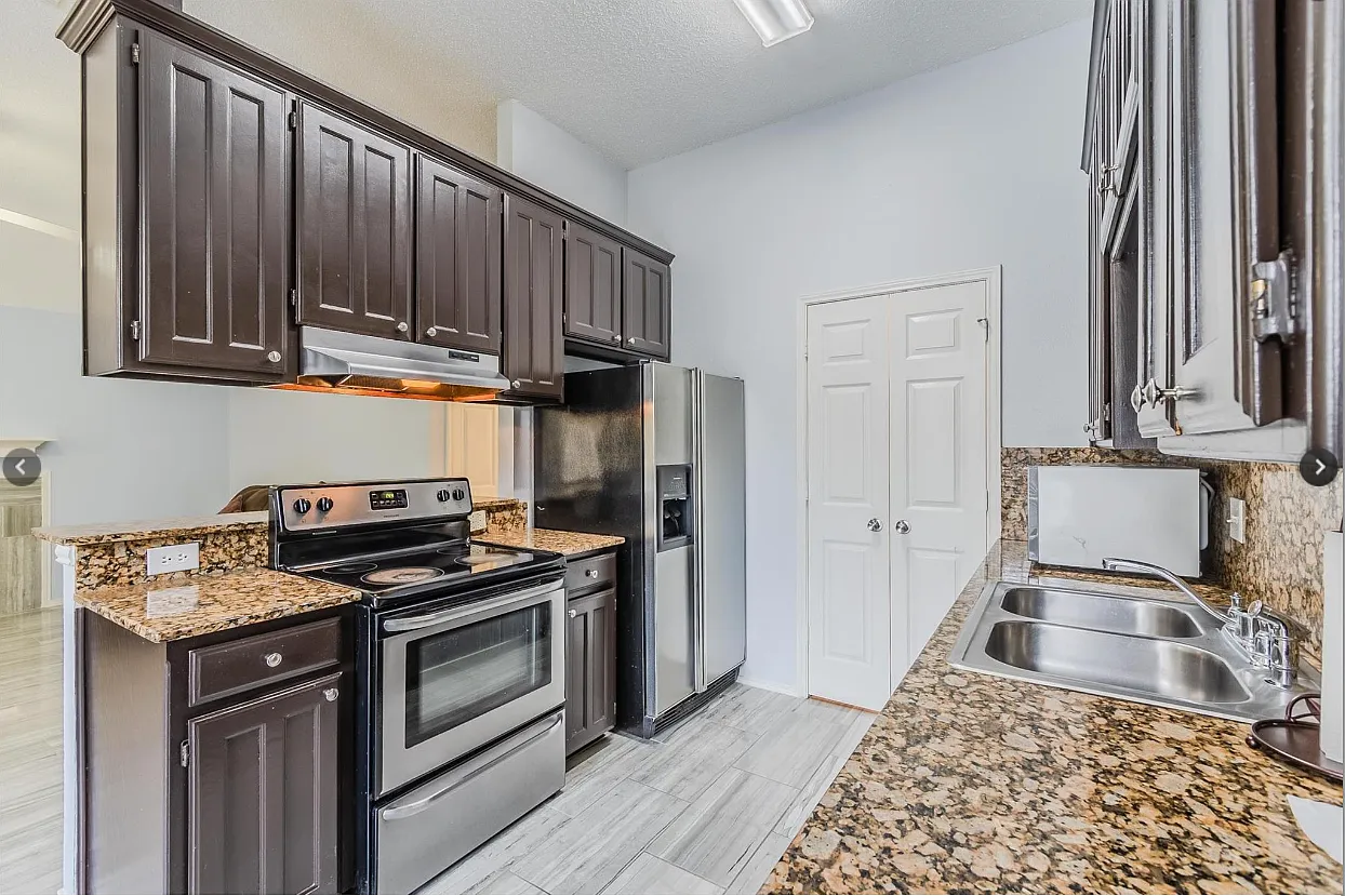 3 bed, 1142 sqft, $2,195 — Photo 2