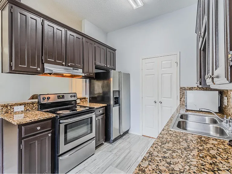 2709 Brittany Dr — Photo 2
