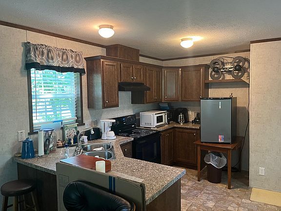 3rd image of 589 Evergreen Ln