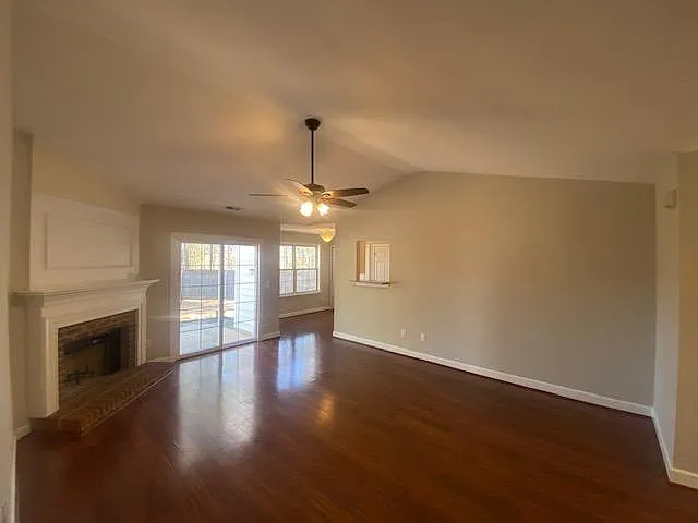 3 bed, 1213 sqft, $2,200 — Photo 4