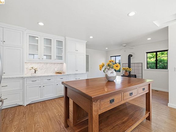 4th image of 105 Terrace Ave